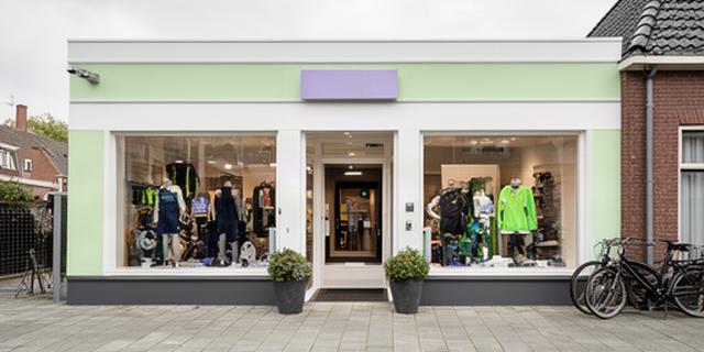 Buitenkant van de sportwinkel aan De Schuur in Heerhugowaard