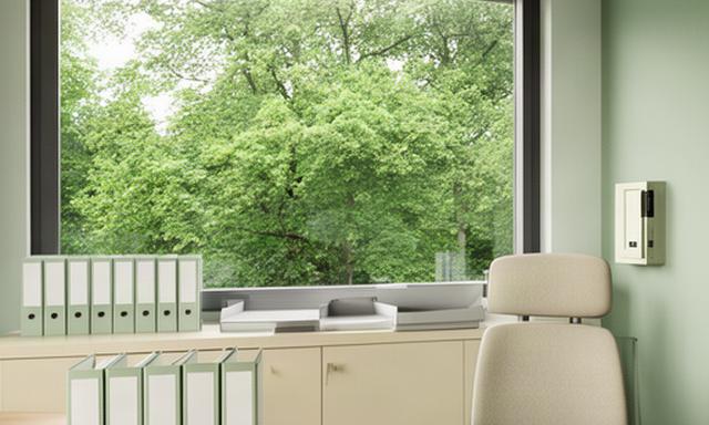 Rustige kantoorlocatie in Heerhugowaard met bureau, archiefmappen en groen uitzicht