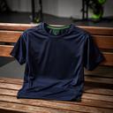 Donkerblauw hardloopshirt op een houten sportbank